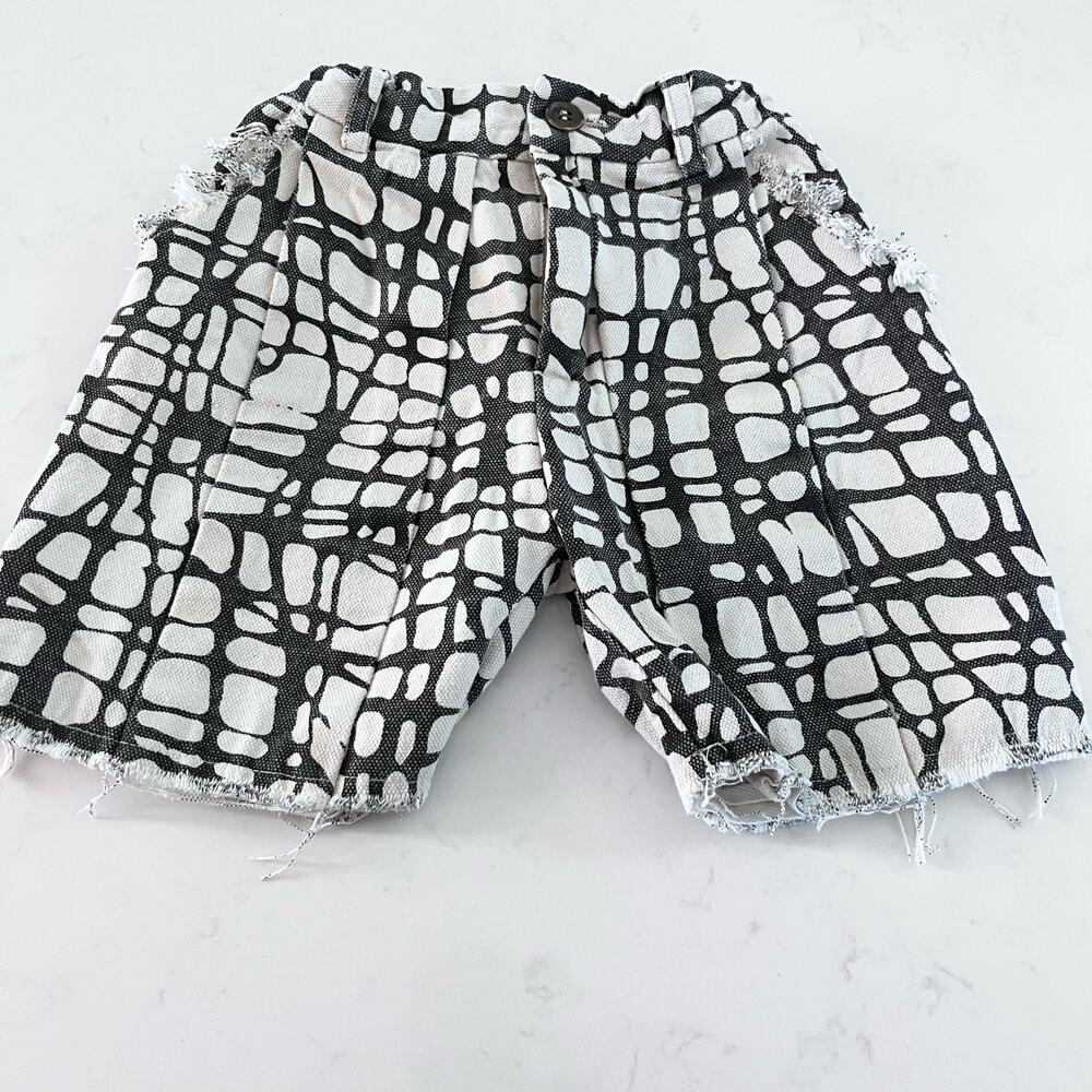 Little Creative Factory unisex abstract print shorts raw edge size 4-5